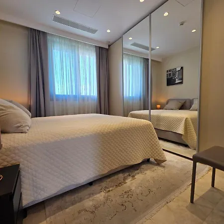 Luxury Seaview Escape 3bd In Skyscraper