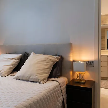 Luxury Seaview Escape 3bd In Skyscraper 아파트 레메소스