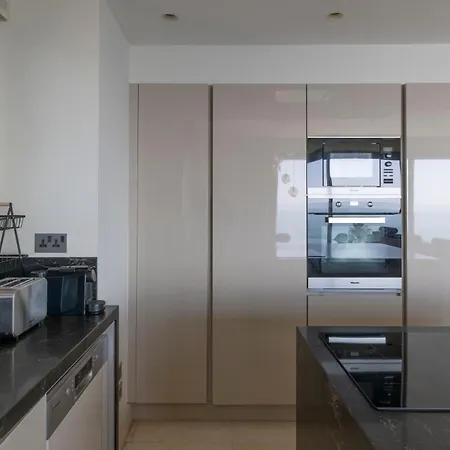 Luxury Seaview Escape 3bd In Skyscraper *