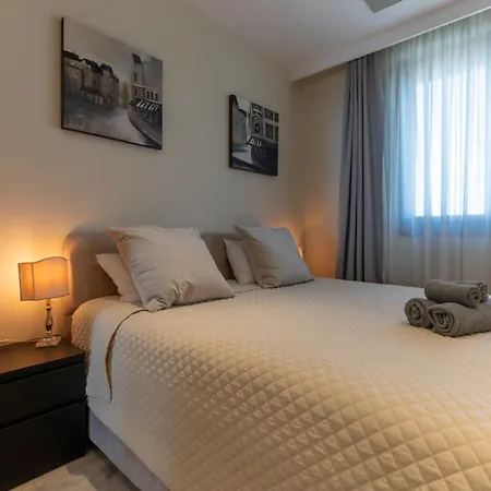 Luxury Seaview Escape 3bd In Skyscraper 레메소스