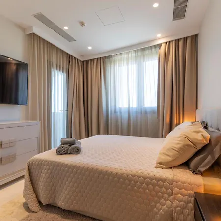 Luxury Seaview Escape 3bd In Skyscraper 레메소스