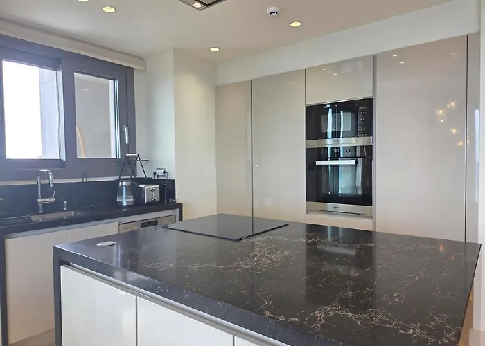 Apartment Luxury Seaview Escape 3bd In Skyscraper *