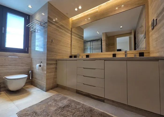 Luxury Seaview Escape 3bd In Skyscraper Apartment *