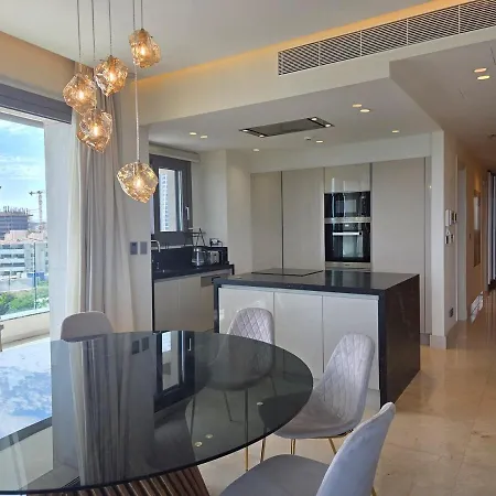 Luxury Seaview Escape 3bd In Skyscraper דירה לימסול