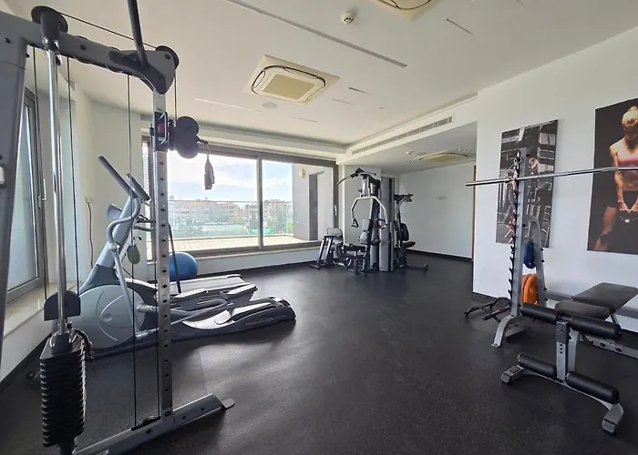 Luxury Seaview Escape 3bd In Skyscraper דירה לימסול