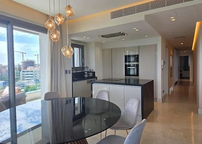 Luxury Seaview Escape 3bd In Skyscraper דירה לימסול